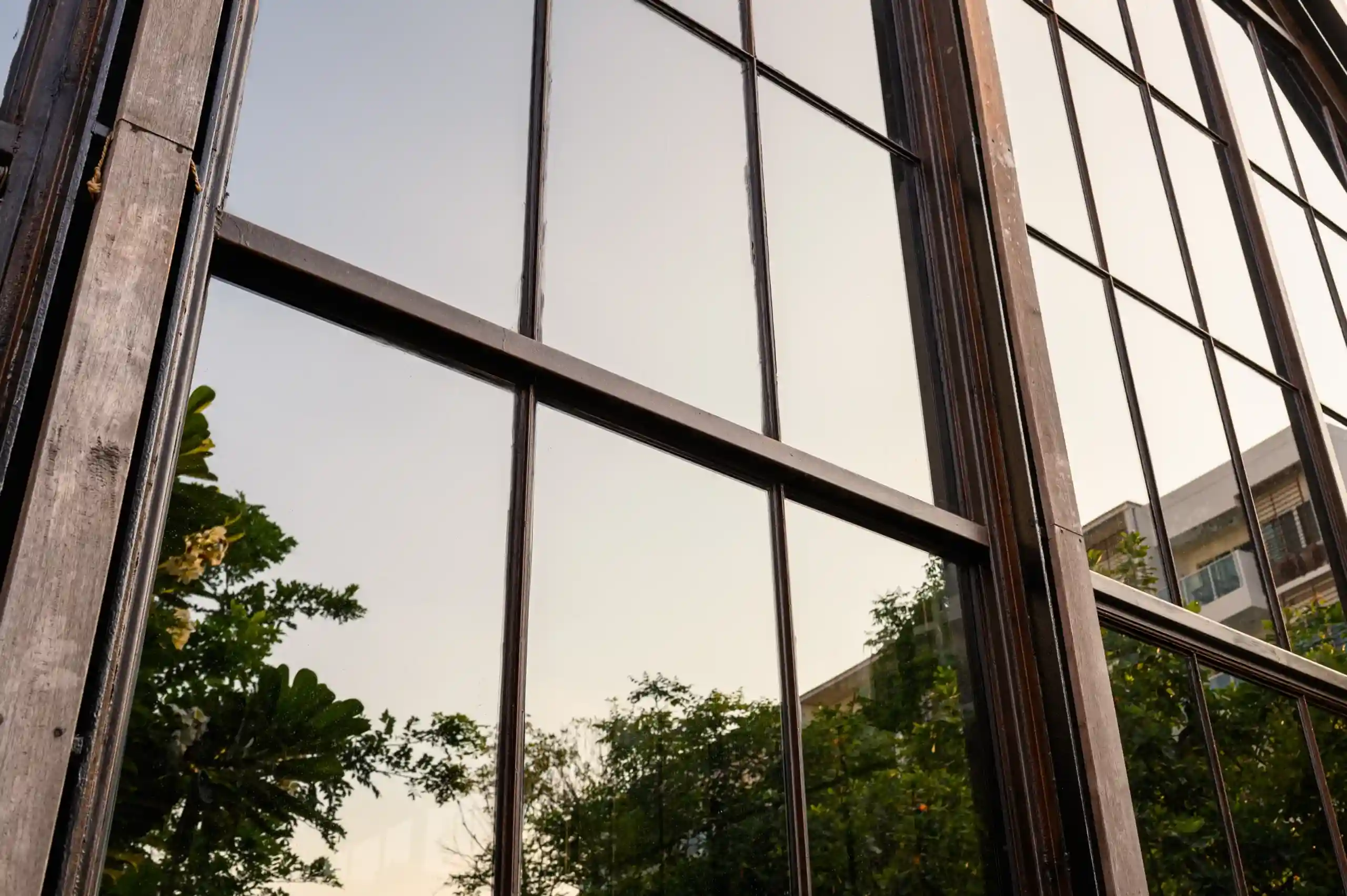 Glasfassadenreinigung nachher – streifenfreie, klare Scheiben und saubere Rahmen.