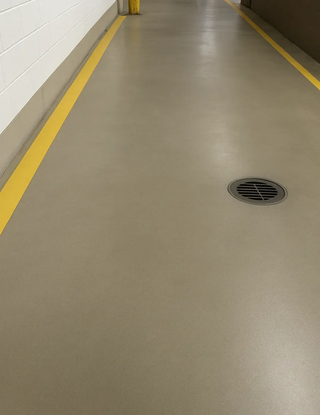 Industrieboden nach der Grundreinigung – sauberer Hallenboden mit markierten Verkehrswegen.