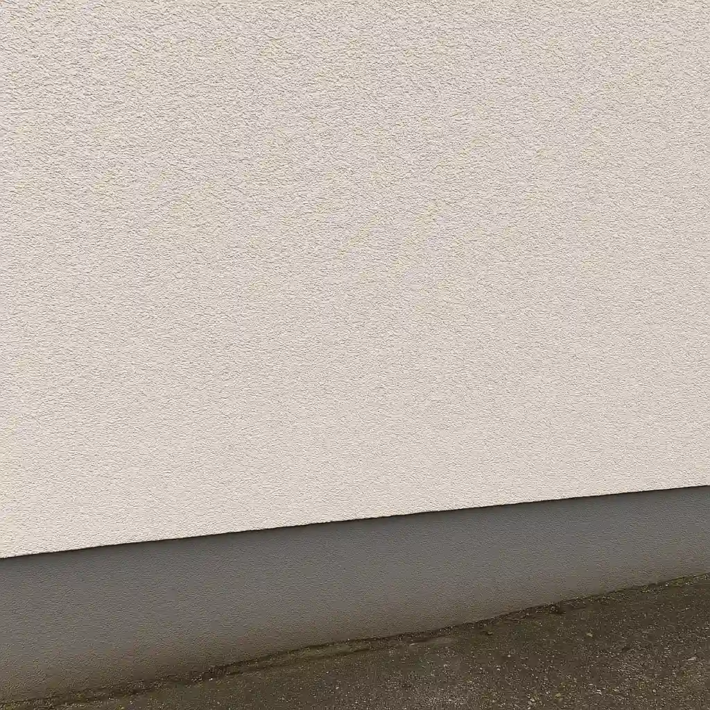 Putzfassade nach der Fassadenreinigung – sauberer Sockel und Wandfläche.